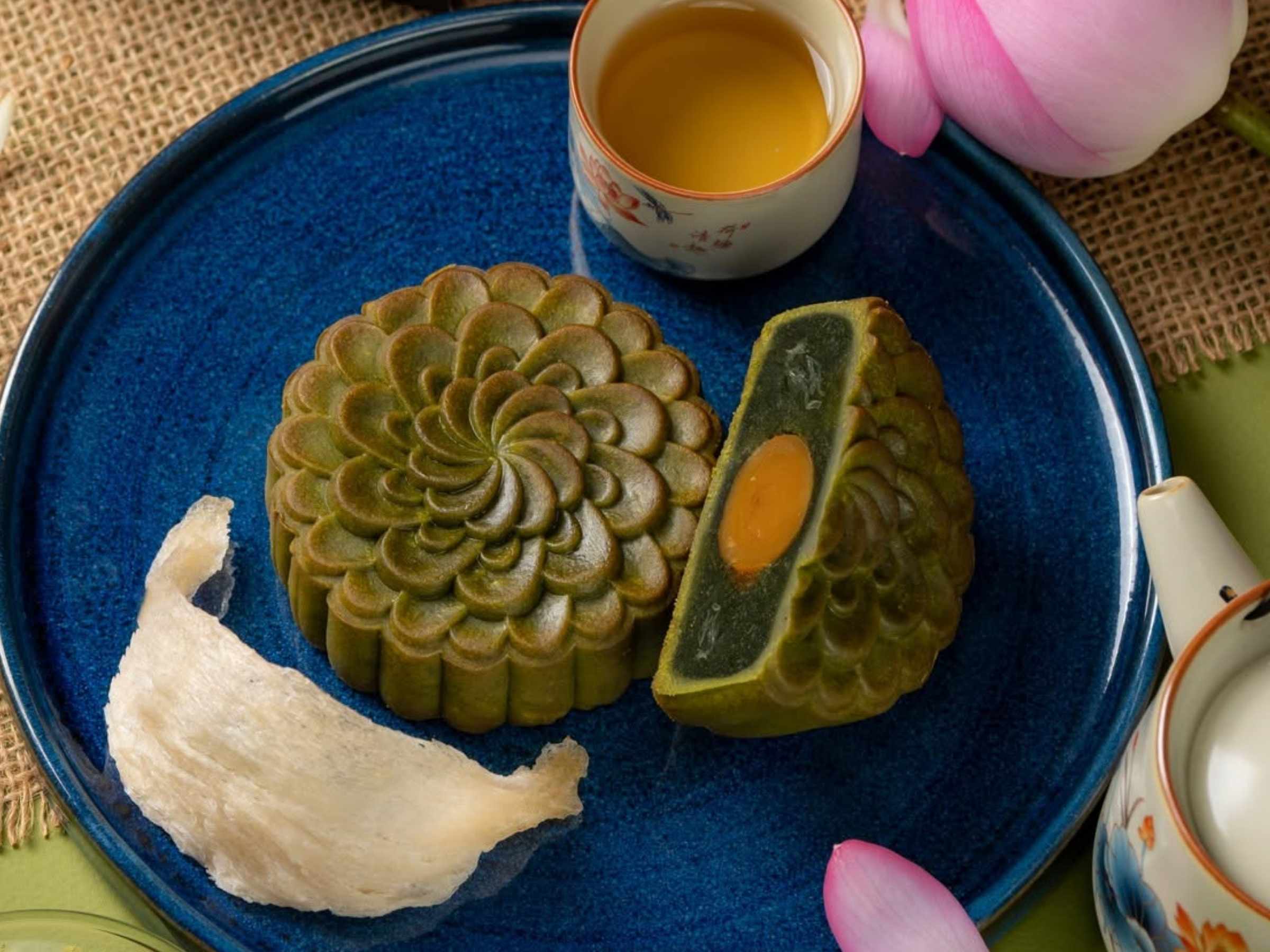 Bánh Trung Thu Yến Sào Trà Xanh Trứng Muối