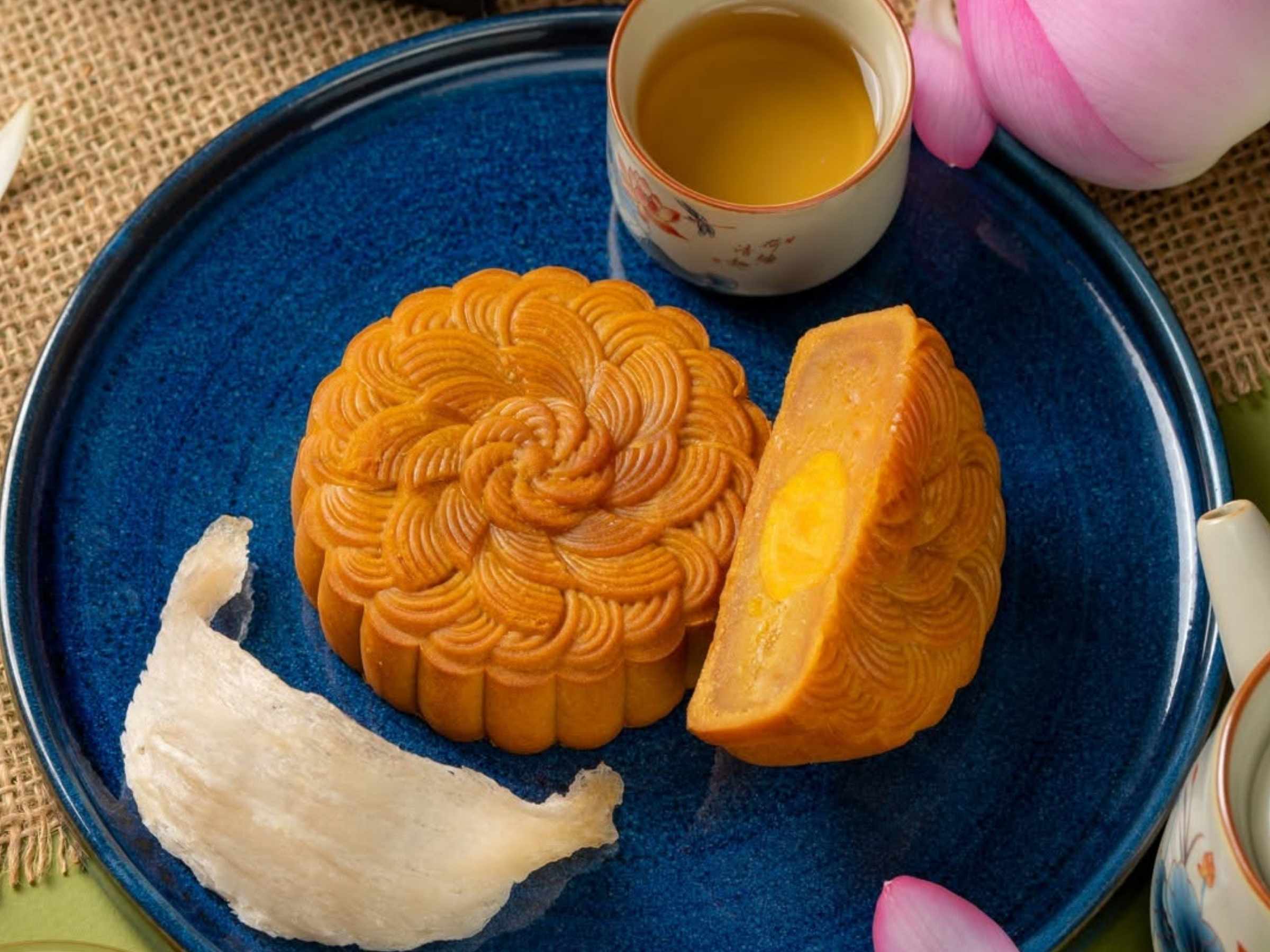 Bánh Trung Thu Yến Sào Cam Vàng Saffron